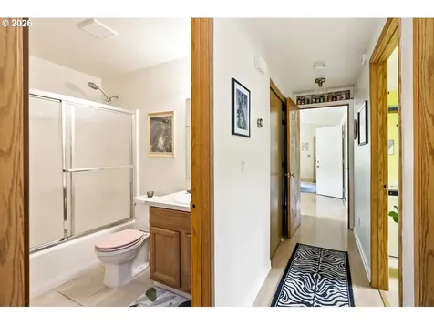 636 SE 84th Avenue Portland OR 97216