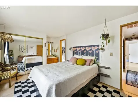 636 SE 84th Avenue Portland OR 97216