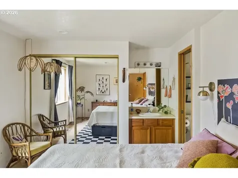 636 SE 84th Avenue Portland OR 97216