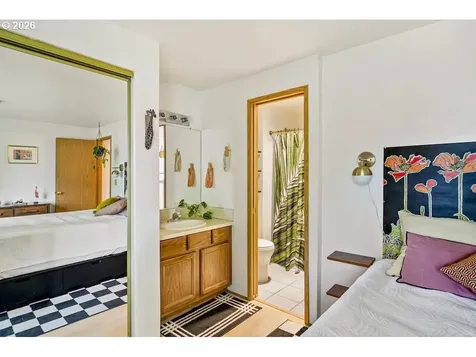 636 SE 84th Avenue Portland OR 97216