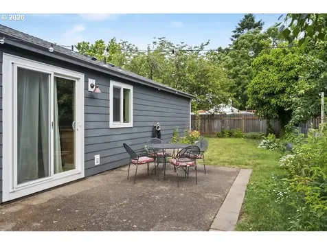 636 SE 84th Avenue Portland OR 97216