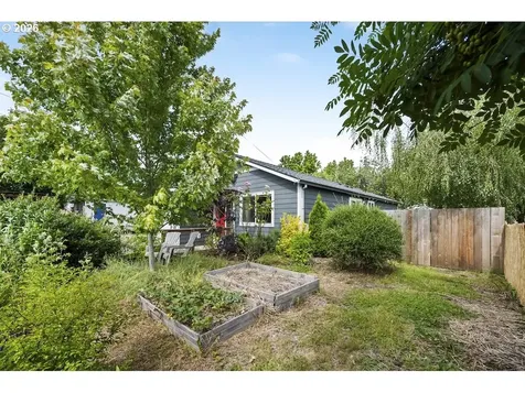636 SE 84th Avenue Portland OR 97216
