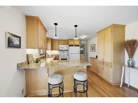27805 Green Oaks Drive Eugene OR 97402