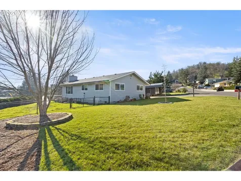 2025 NW Delridge Avenue Roseburg OR 97471