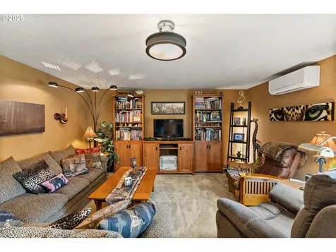 382 S 70th Place Springfield OR 97478