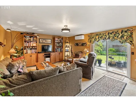 382 S 70th Place Springfield OR 97478