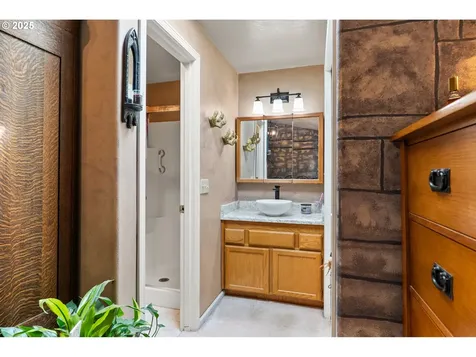 382 S 70th Place Springfield OR 97478