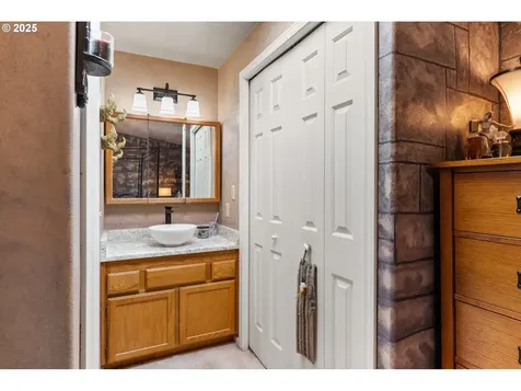 382 S 70th Place Springfield OR 97478