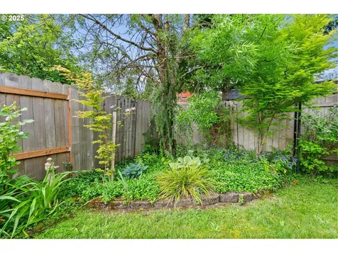 382 S 70th Place Springfield OR 97478