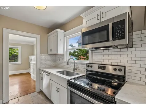 8124 SE Ash Street Portland OR 97215