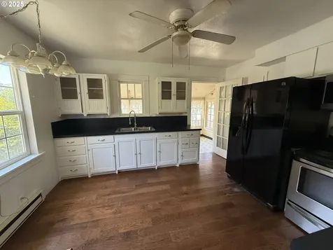 698 S 1st Avenue Coquille OR 97423