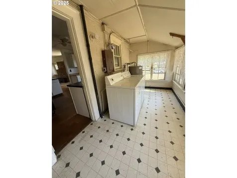 698 S 1st Avenue Coquille OR 97423