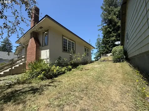 698 S 1st Avenue Coquille OR 97423