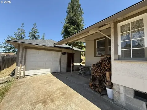 698 S 1st Avenue Coquille OR 97423