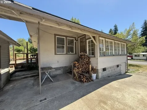 698 S 1st Avenue Coquille OR 97423