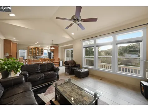 2744 NW Daysha Drive Roseburg OR 97471