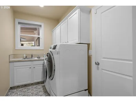 2744 NW Daysha Drive Roseburg OR 97471