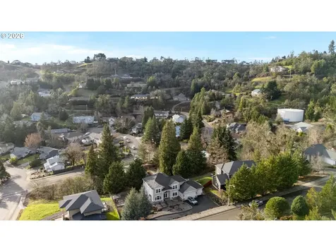 2744 NW Daysha Drive Roseburg OR 97471