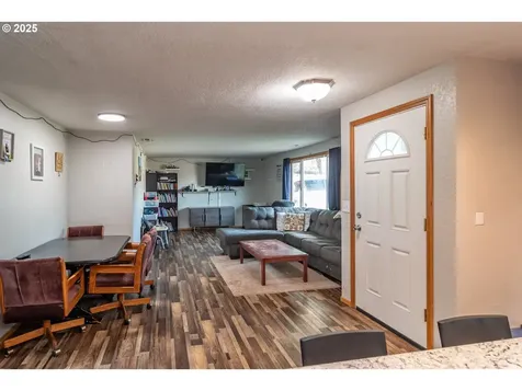 1785 NW Grove Street Roseburg OR 97471
