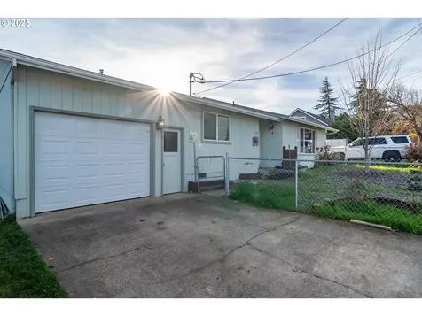 1785 NW Grove Street Roseburg OR 97471