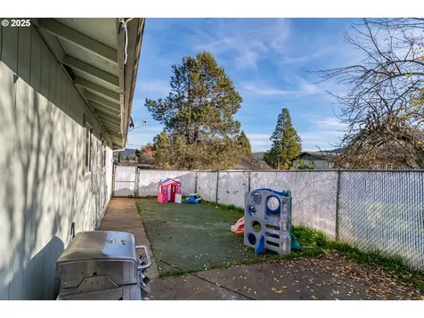 1785 NW Grove Street Roseburg OR 97471