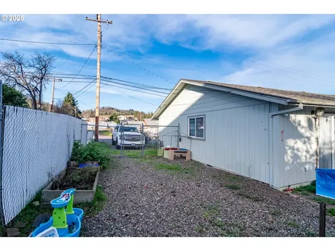 1785 NW Grove Street Roseburg OR 97471