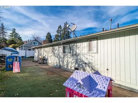 1785 NW Grove Street Roseburg OR 97471