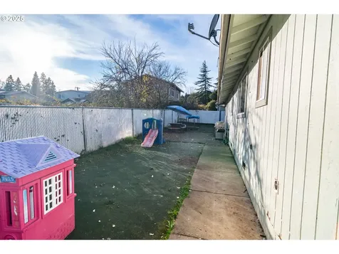 1785 NW Grove Street Roseburg OR 97471