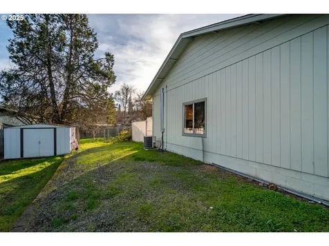1785 NW Grove Street Roseburg OR 97471