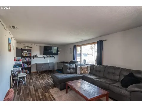 1785 NW Grove Street Roseburg OR 97471