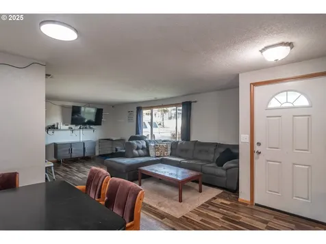 1785 NW Grove Street Roseburg OR 97471