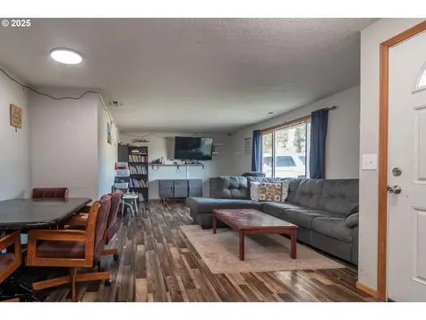 1785 NW Grove Street Roseburg OR 97471