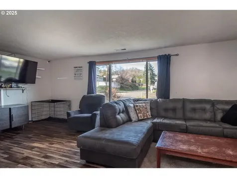 1785 NW Grove Street Roseburg OR 97471