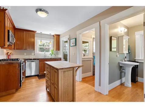 6333 NE 10th Avenue Portland OR 97211