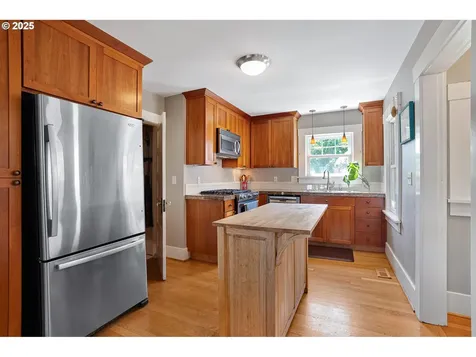 6333 NE 10th Avenue Portland OR 97211