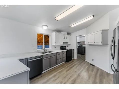 1015 Oak Street Silverton OR 97381