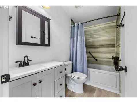 1015 Oak Street Silverton OR 97381
