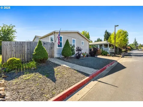 1015 Oak Street Silverton OR 97381