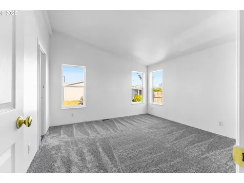 1015 Oak Street Silverton OR 97381