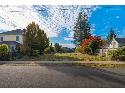 420 W Grant Street Carlton OR 97111