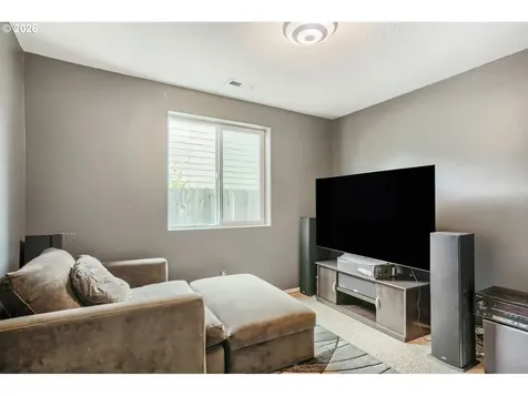 1145 Country Lane Woodburn OR 97071