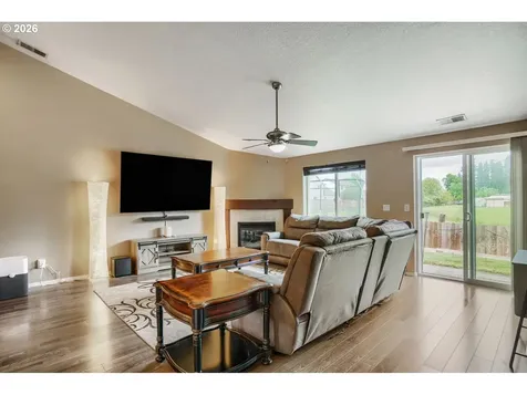 1145 Country Lane Woodburn OR 97071