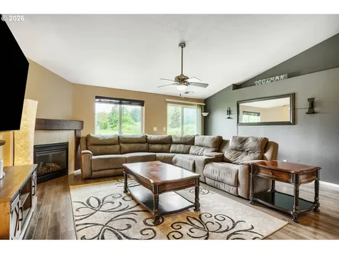 1145 Country Lane Woodburn OR 97071