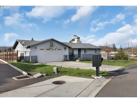 830 W Kenwood Street Roseburg OR 97471