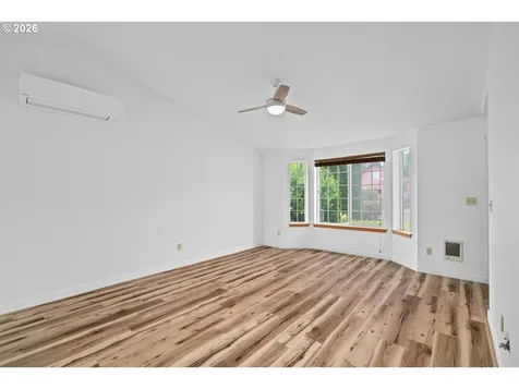 980 SE Oak Street Dundee OR 97115