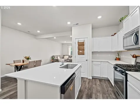 821 N 19th Avenue Cornelius OR 97113