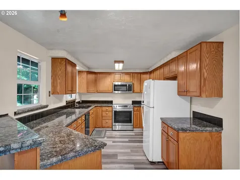 947 S R Street Cottage Grove OR 97424