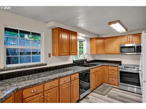 947 S R Street Cottage Grove OR 97424