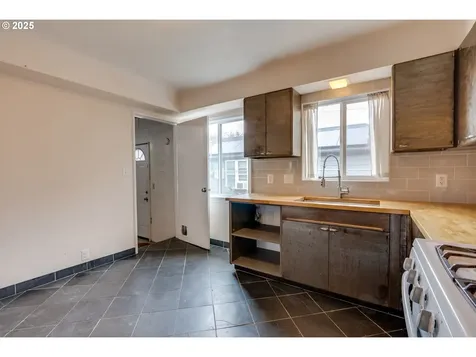 5922 NE 11th Avenue Portland OR 97211