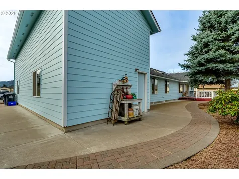 4608 Holly Street Springfield OR 97478